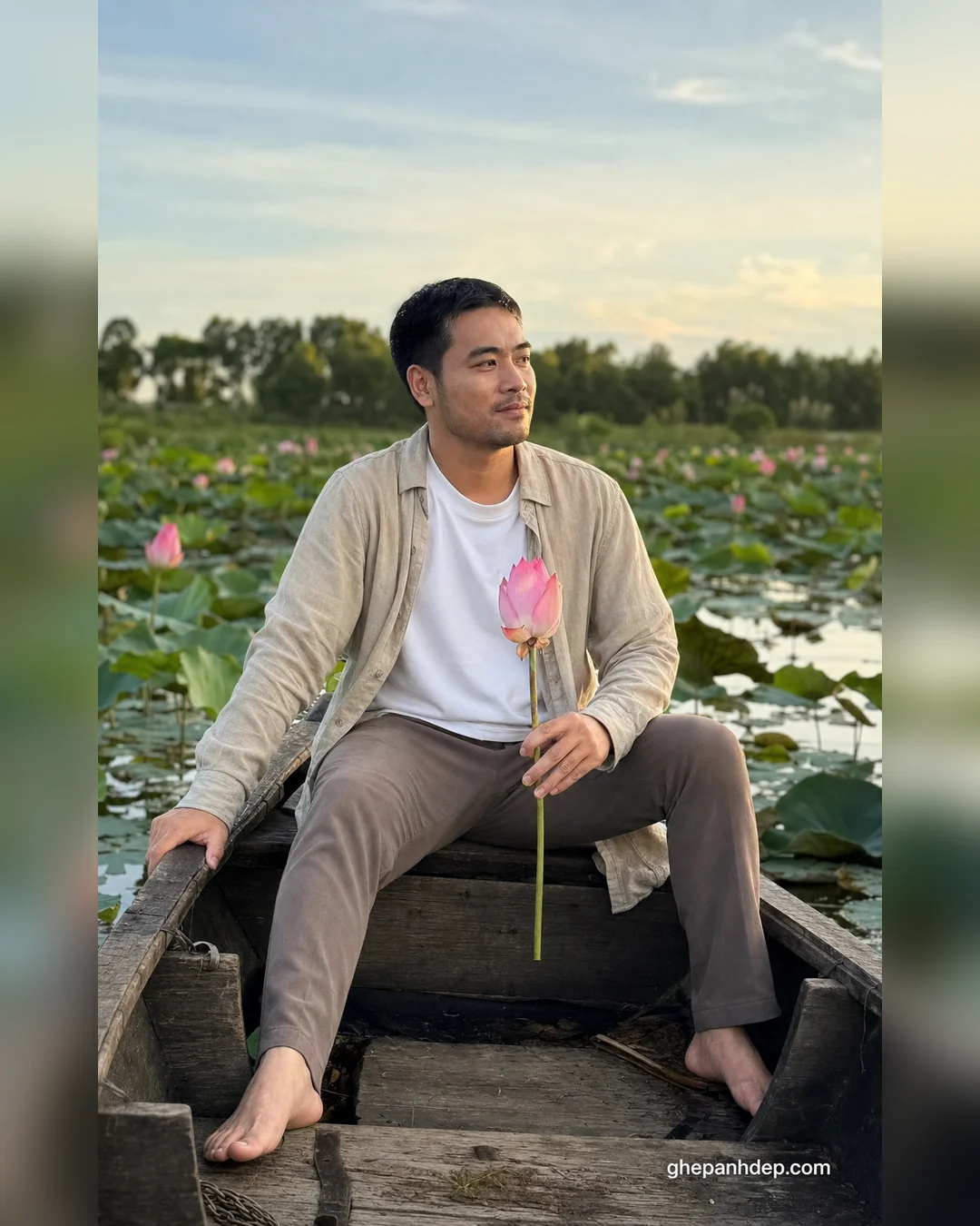 Ảnh nam áo linen trên thuyền sen hoàng hôn - Ảnh hoa sen